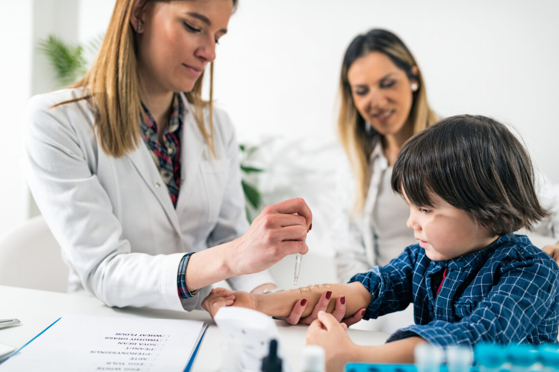 Alergie jako epidemie moderního životního stylu 7 Pulmonologist Doing Skin Allergy Test