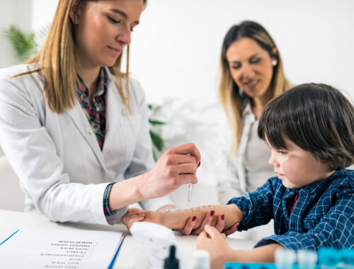 Alergie jako epidemie moderního životního stylu 4 Pulmonologist Doing Skin Allergy Test