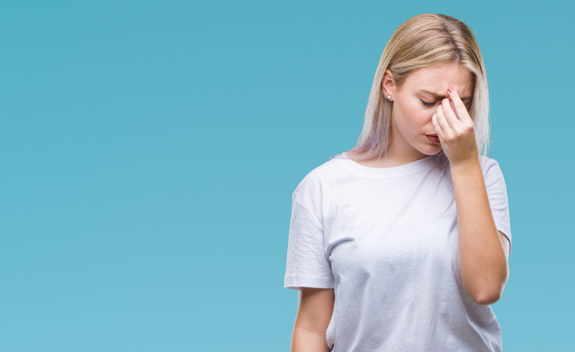 Bolí vás doma hlava? Než obviníte stres, podívejte se na větrání a VOC 7 Young blonde woman over isolated background tired rubbing nose and eyes feeling fatigue and headache. Stress and frustration concept.